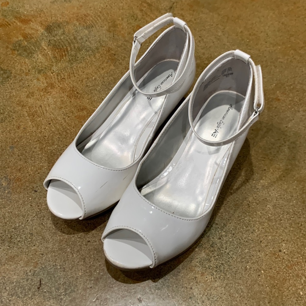 American Eagle White Pumps 2.5 kids shoes heels